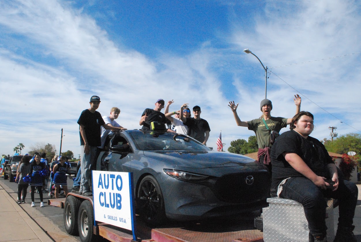 Chandler's Homecoming parade blends tradition, modern school spirit