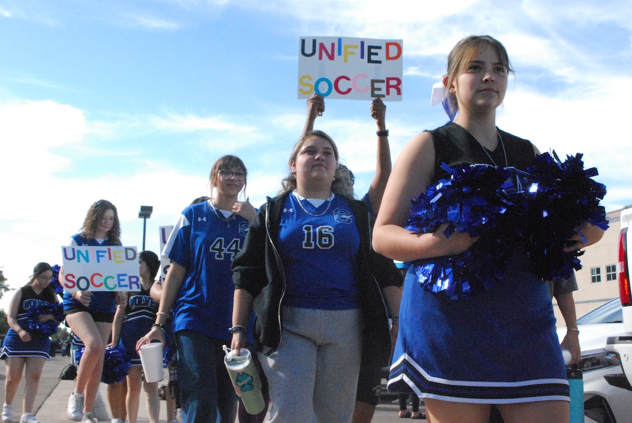 Chandler's Homecoming parade blends tradition, modern school spirit