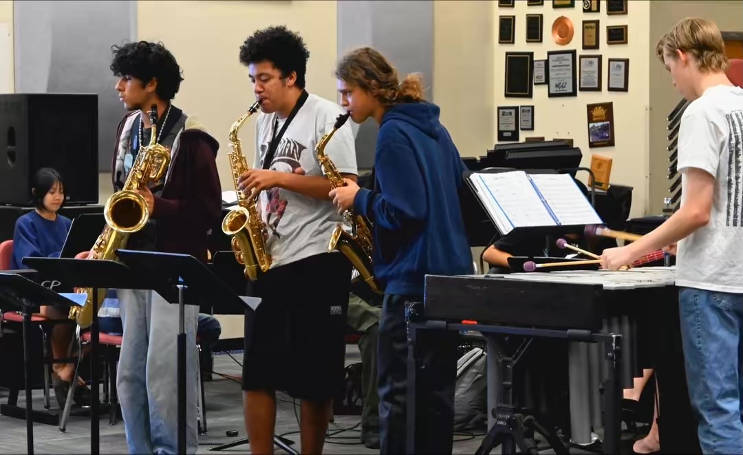 Chandler High Jazz Band performs for diners at Pita Jungle on Tues, Nov 18, 2025